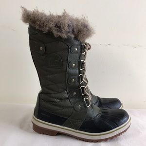 Sorel boots size 7 waterproof faux fur lace up winter olive green ski weekend